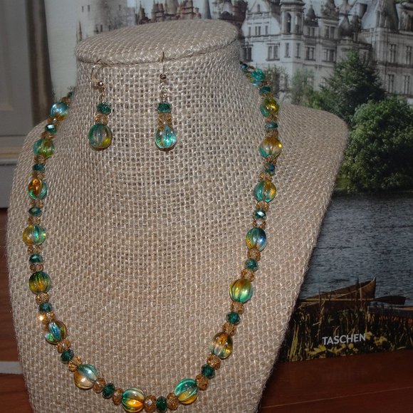 Handcrafted necklace & earring set with graduated Czech melon beads - Picture 9 of 9